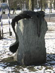 905789 Afbeelding van het bronzen beeldhouwwerk 'Rest' van Hieke Luik (1958) in winterse sfeer, in 1992 geplaatst langs ...